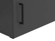 Nahaufnahme eines grauen Aufsatzschranks mit schwarzem Griff, seitliche Perspektive