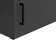 Nahaufnahme eines grauen Aufsatzschranks mit schwarzem Griff, seitliche Perspektive