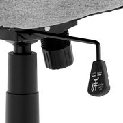 Nahaufnahme eines Drehstuhls mit Hebel zur Höhenverstellung und Verriegelung, seitliche Perspektive