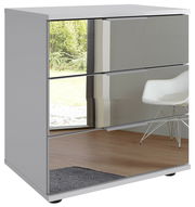 Moderne Nachtkommode mit drei Schubladen und spiegelnder Front, seitliche Perspektive