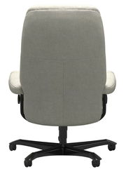 Rückansicht eines grauen Chefsessels mit schwarzem Drehkreuz und Rollen