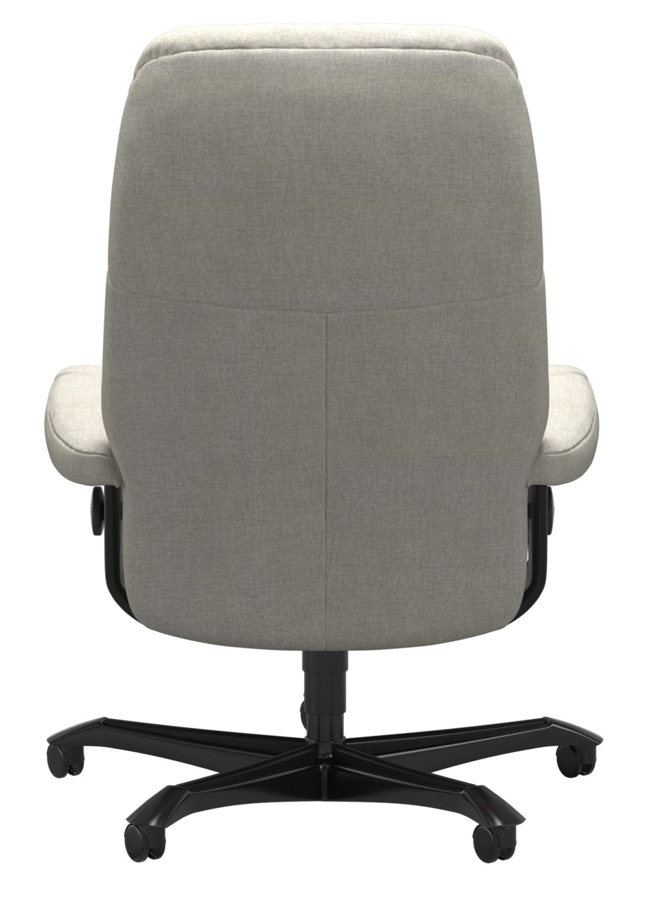 Rückansicht eines grauen Chefsessels mit schwarzem Drehkreuz und Rollen