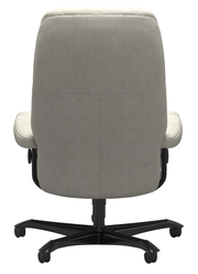 Rückansicht eines grauen Chefsessels mit schwarzem Drehkreuz und Rollen