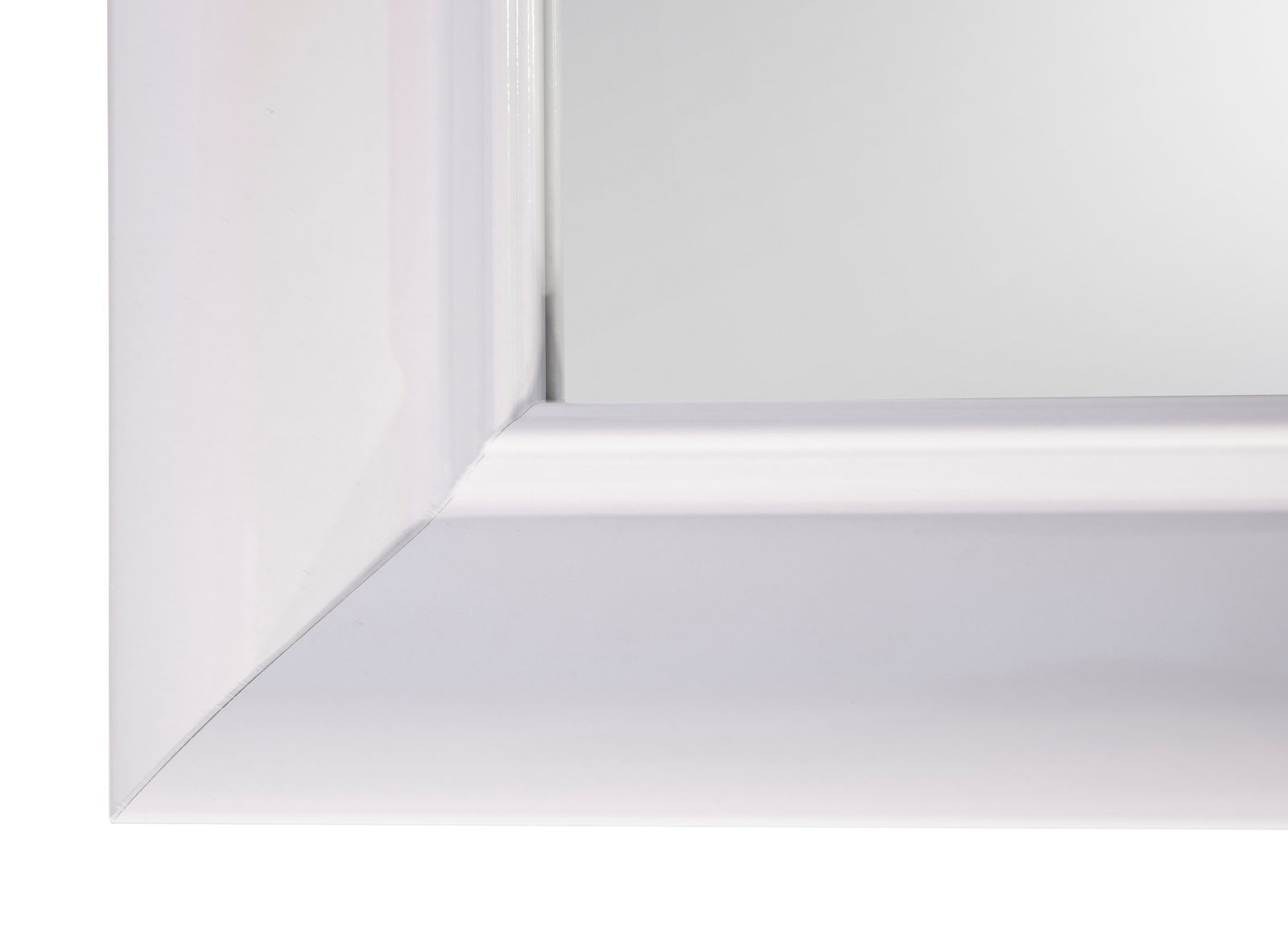 Nahaufnahme eines rechteckigen Spiegels mit weißem Rahmen, perspektivisch von der Ecke aufgenommen.