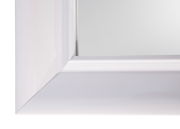 Nahaufnahme eines rechteckigen Spiegels mit weißem Rahmen, perspektivisch von der Ecke aufgenommen.