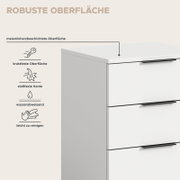 Nahaufnahme einer weißen Kommode mit drei Schubladen und schwarzen Griffen; schräger Blick von vorne links auf die melaminharzbeschichtete, robuste Oberfläche mit Hinweisen zu kratzfest, stoßfeste Kante, wasserabweisend und leicht zu reinigen.