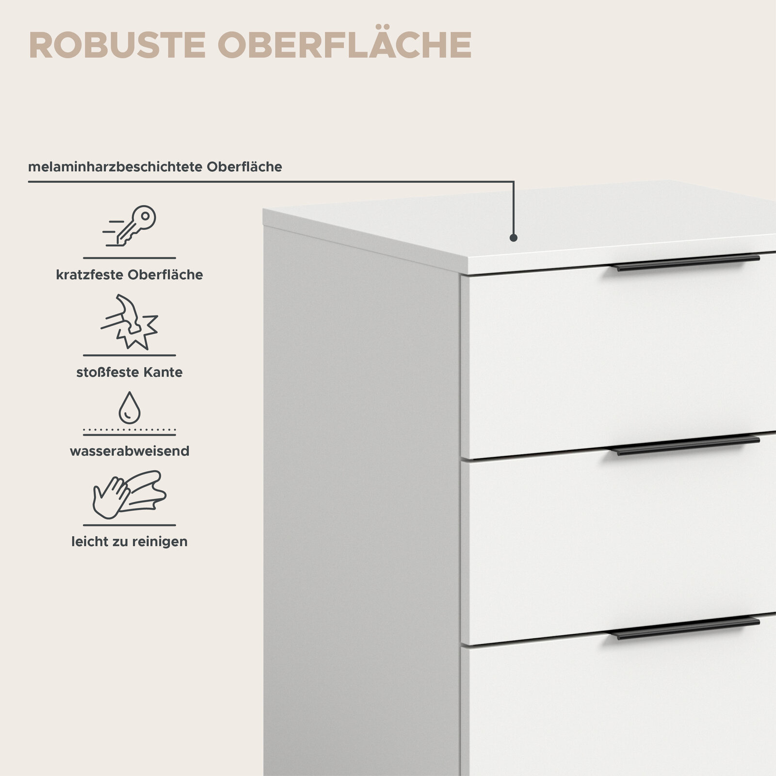 Nahaufnahme einer weißen Kommode mit drei Schubladen und schwarzen Griffen; schräger Blick von vorne links auf die melaminharzbeschichtete, robuste Oberfläche mit Hinweisen zu kratzfest, stoßfeste Kante, wasserabweisend und leicht zu reinigen.