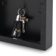Schwarzer Metallschlüsselkasten mit Schlüsselbund, seitliche Perspektive