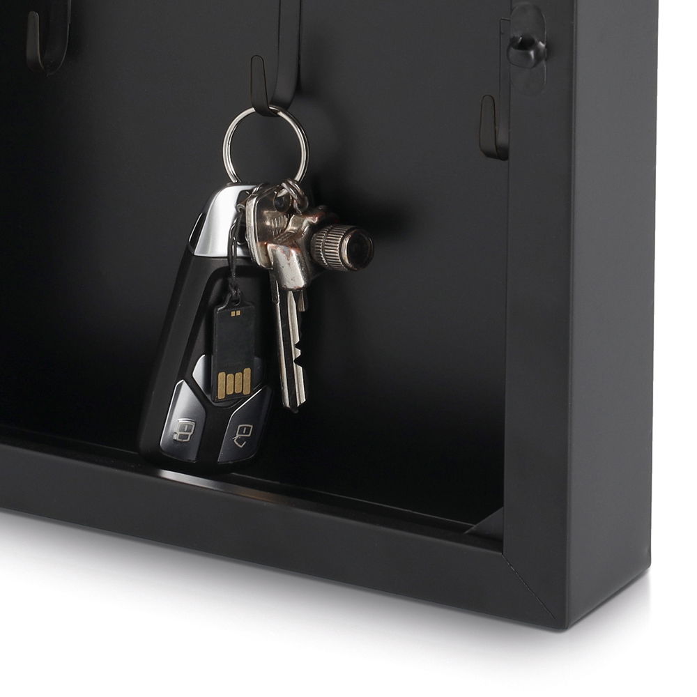 Schwarzer Metallschlüsselkasten mit Schlüsselbund, seitliche Perspektive
