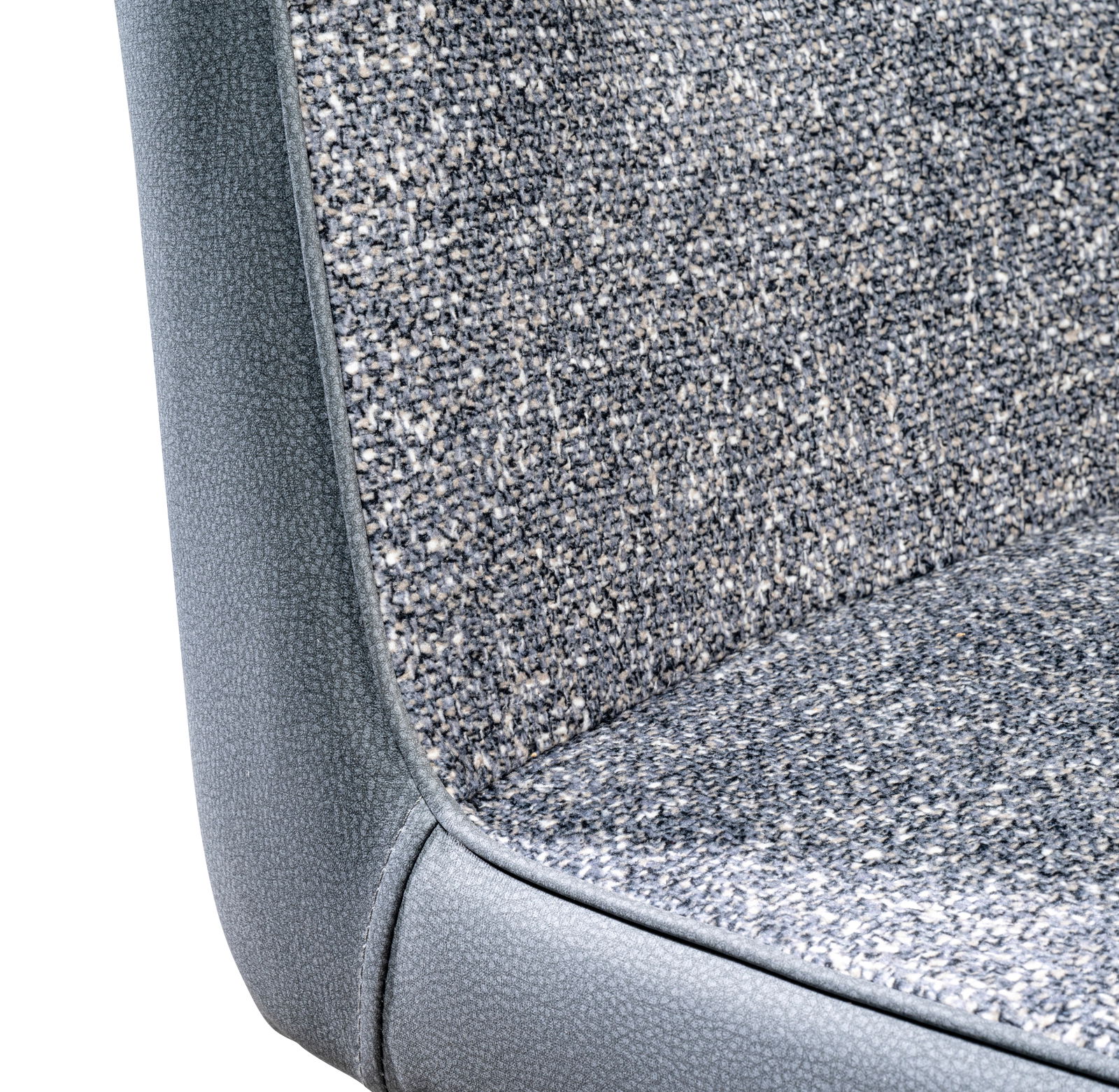 Nahaufnahme eines grauen Kufenstuhls mit strukturierter Stoffpolsterung, seitliche Perspektive