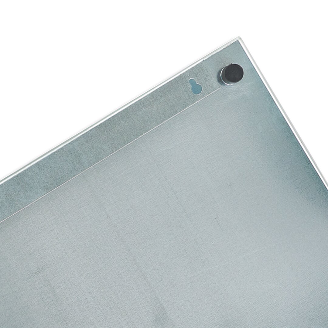 Zeller Present Memoboard Nahaufnahme eines Memoboards aus Glas mit einer Ecke und einer Aufhängung.