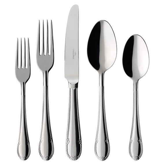 Ansicht von oben auf ein 30-teiliges Tafelbesteck-Set Mademoisel mit elegantem Design, bestehend aus Gabeln, Messern und Löffeln.