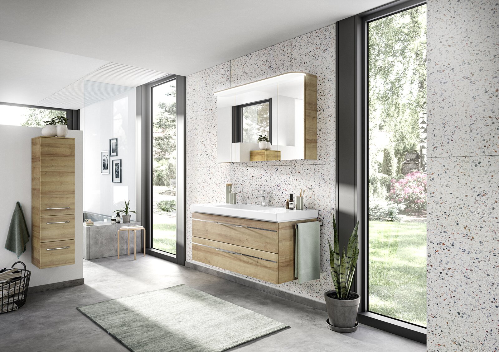 Moderne badkamerunit in houtlook met wastafel en spiegel, zijaanzicht, omgeven door grote ramen met uitzicht op het groen.