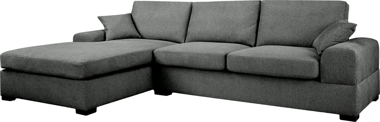 Graues L-förmiges Ecksofa mit linksseitiger Ottomane/Longchair, breiten Armlehnen und losen Rückenkissen, freigestellt auf weißem Hintergrund, Perspektive: Frontansicht leicht schräg von vorne