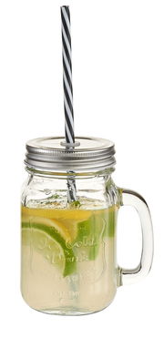 Ein Trinkglas im Einmachglas-Stil mit Henkel, Metallverschluss und gestreiftem Strohhalm, gefüllt mit einem Getränk und Zitronenscheiben, aus der Frontalperspektive.