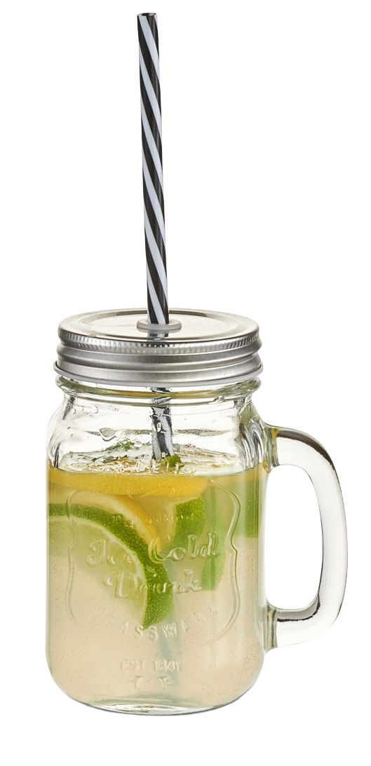 Ein Trinkglas im Einmachglas-Stil mit Henkel, Metallverschluss und gestreiftem Strohhalm, gefüllt mit einem Getränk und Zitronenscheiben, aus der Frontalperspektive.