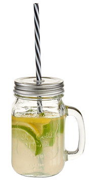 Ein Trinkglas im Einmachglas-Stil mit Henkel, Metallverschluss und gestreiftem Strohhalm, gefüllt mit einem Getränk und Zitronenscheiben, aus der Frontalperspektive.