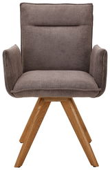 Frontansicht eines Armlehnstuhls mit braunem Stoffbezug und Holzbeinen