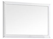Rechteckiger Wandspiegel mit silbernem Rahmen, leicht von der Seite betrachtet.