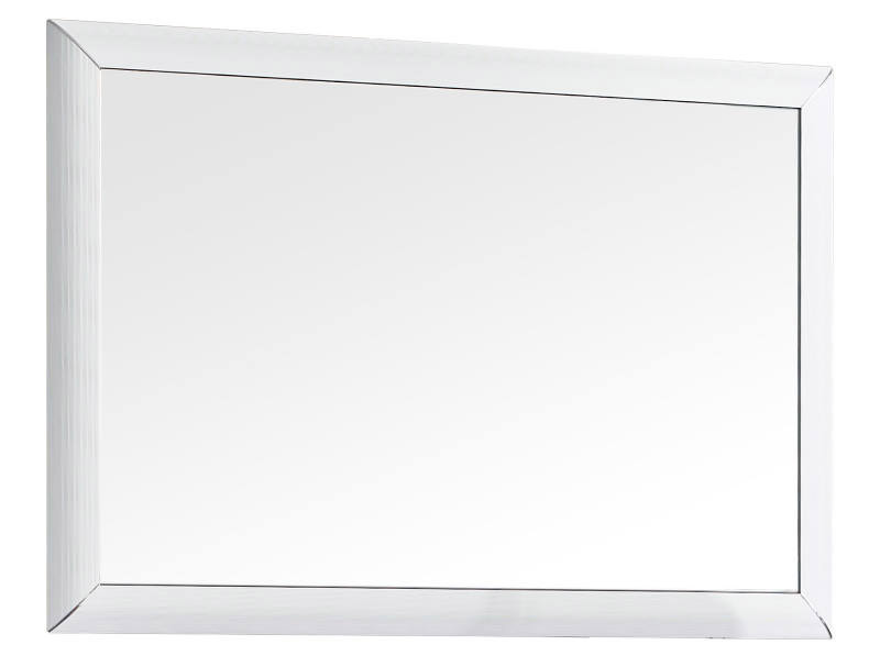 Rechteckiger Wandspiegel mit silbernem Rahmen, leicht von der Seite betrachtet.