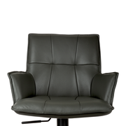 Schwarzer gepolsterter Leder-Loungesessel mit Armlehnen und Steppnähten, frontal von vorne auf weißem Hintergrund fotografiert.