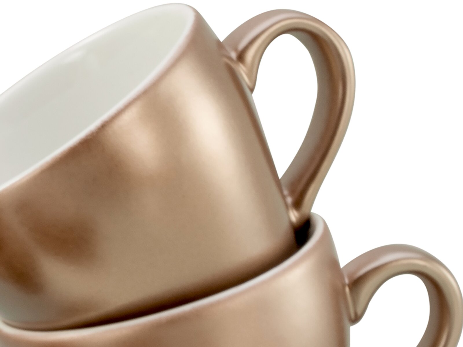 Nahaufnahme zweier gestapelter, metallic-kupferfarbener Keramik-Kaffeetassen mit Henkel und weißer Innenseite vor weißem Hintergrund, Perspektive: schräg von oben