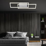 Moderne LED Deckenleuchte mit geometrischem Design, von unten betrachtet in einem stilvollen Schlafzimmer mit dunklen Holzwänden.
