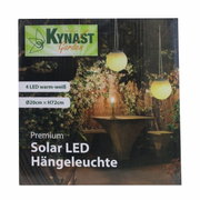 Verpackung der Kynast Garden Solar LED Hängeleuchte mit warm-weißen LEDs, Durchmesser 20 cm, in einem stimmungsvoll beleuchteten Garten, Vorderansicht.