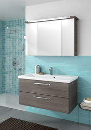 Moderner Badblock mit Waschbecken und Spiegel, seitliche Perspektive