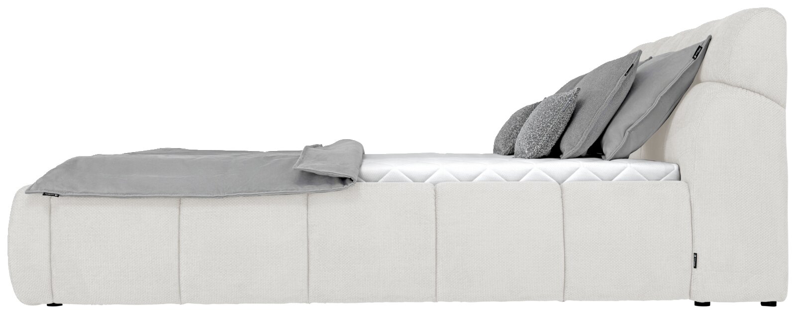Seitliche Ansicht eines weißen Polsterbetts mit grauen Kissen und Decke.