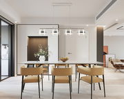 Moderne LED-Hängeleuchte über einem Esstisch in einem stilvoll eingerichteten Raum, seitliche Perspektive.