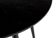 Nahaufnahme eines schwarzen runden Esstisches mit sichtbarer Holzmaserung, Perspektive von oben.