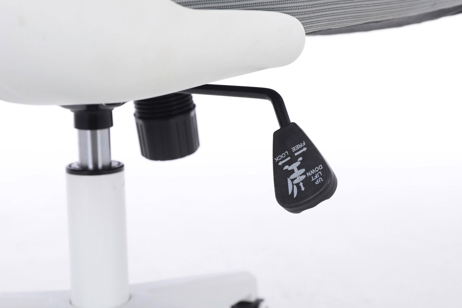 Nahaufnahme eines Drehstuhls mit Hebel zur Höhenverstellung, seitliche Perspektive