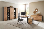 Moderne Büromöbel in einem hellen Raum mit großem Fenster, bestehend aus einem Winkelschreibtisch, einem Rollcontainer und mehreren Aktenschränken in Holzoptik. Perspektive von vorne.