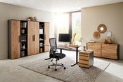 Moderne Büromöbel in einem hellen Raum mit großem Fenster, bestehend aus einem Winkelschreibtisch, einem Rollcontainer und mehreren Aktenschränken in Holzoptik. Perspektive von vorne.