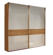 Moderner Kleiderschrank mit zwei Schiebetüren, weiß glänzenden Fronten und horizontalem Holzband, Seiten in Holzoptik, freigestellt auf weißem Hintergrund, Perspektive: leicht schräg von vorne links.