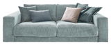 Zweisitzer-Sofa in hellblauem Cordstoff mit mehreren Kissen, Frontalansicht