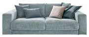 Zweisitzer-Sofa in hellblauem Cordstoff mit mehreren Kissen, Frontalansicht