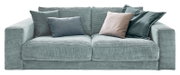Zweisitzer-Sofa in hellblauem Cordstoff mit mehreren Kissen, Frontalansicht