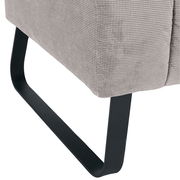 Nahaufnahme einer 2er-Sitzbank mit grauem Stoffbezug und schwarzem Metallgestell, seitliche Perspektive