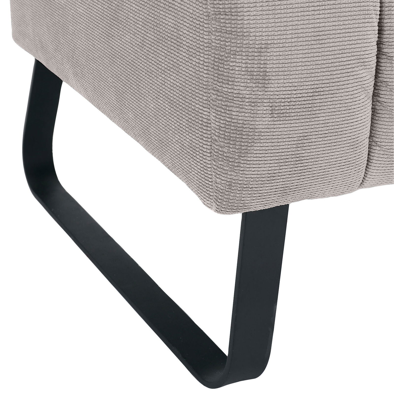 Nahaufnahme einer 2er-Sitzbank mit grauem Stoffbezug und schwarzem Metallgestell, seitliche Perspektive