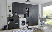 Moderner Wäscheschrank in dunklem Design mit Waschmaschine und Stauraum, seitliche Perspektive