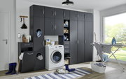 Moderner Wäscheschrank in dunklem Design mit Waschmaschine und Stauraum, seitliche Perspektive