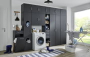 Moderner Wäscheschrank in dunklem Design mit Waschmaschine und Stauraum, seitliche Perspektive