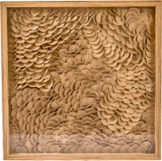 Frontaal aanzicht van abstract driedimensionaal wandobject met overlappende organische vormen in warme bruintinten, omlijst door een naturel houten frame
