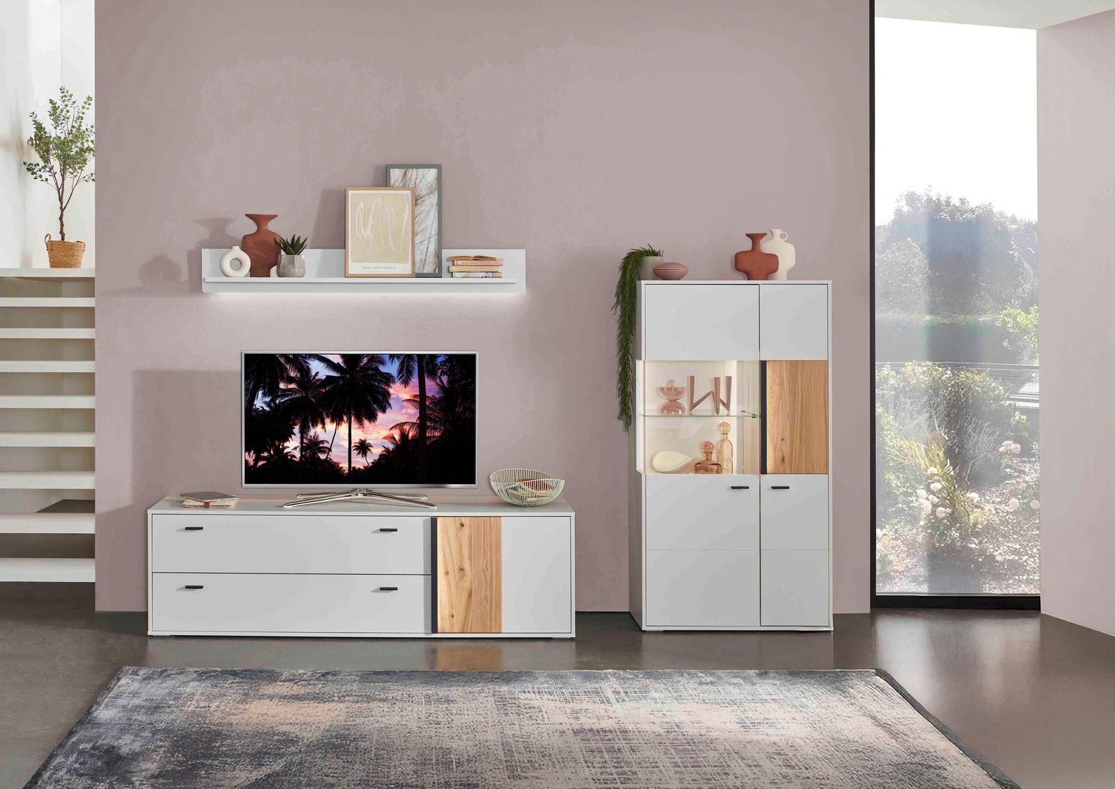 Hom´in Highboard R GLASGOW Wohnzimmeransicht mit modernem TV-Lowboard, Wandboard und Highboard in Weiß mit Holzakzenten, dekoriert mit Vasen und Pflanzen, seitliche Perspektive.
