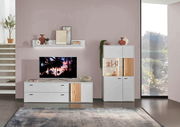 Wohnzimmeransicht mit modernem TV-Lowboard, Wandboard und Highboard in Weiß mit Holzakzenten, dekoriert mit Vasen und Pflanzen, seitliche Perspektive.