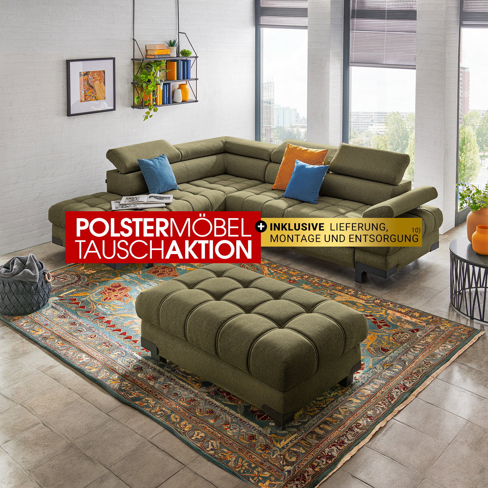 Modernes grünes Ecksofa mit Hocker auf gemustertem Teppich, Aktion Polstermöbel-Tausch inkl. Lieferung