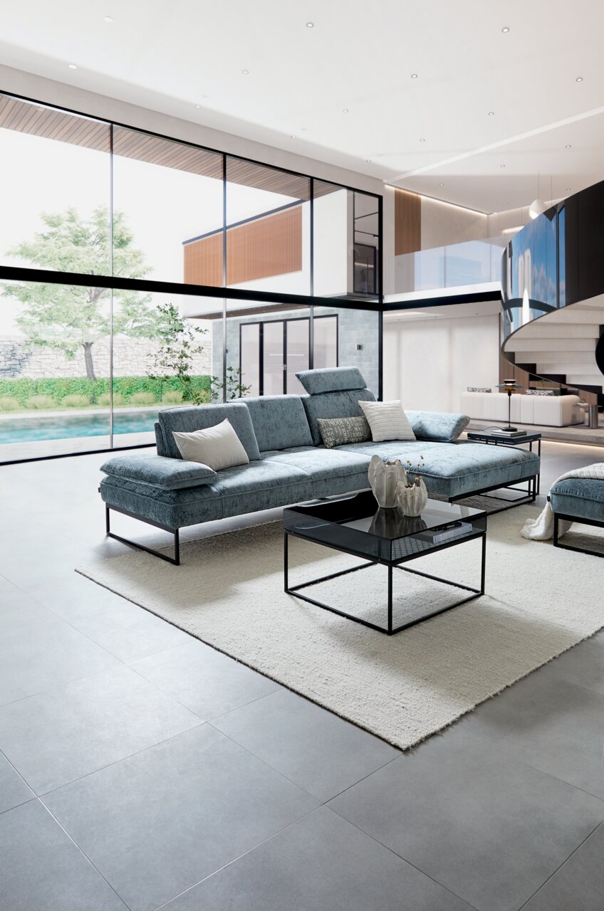 Moderne Longchairkombination in einem eleganten Wohnzimmer mit großen Fenstern, seitliche Perspektive