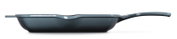 Seitliche Ansicht einer 26cm Grillpfanne in der Farbe Ocean mit ergonomischem Griff.